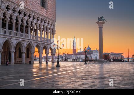 Venise, Italie de Piazzetta di San Marco sur la place Saint-Marc le matin. (le texte indique : service de gondole) Banque D'Images