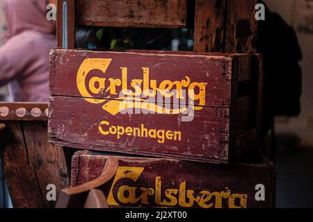 D'anciennes caisses en bois de Carlsberg sont dans un bar à Copenhague, au Danemark Banque D'Images