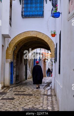 Tunisie, Tunis, Médina classée au patrimoine mondial de l'UNESCO, homme en robe traditionnelle Banque D'Images