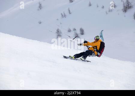 France, département des Hautes-Alpes (Alpes haute-France), Col de Lautaret : chasse à la neige, sport d'hiver en plein air où les gens utilisent le pouvoir du cerf-volant pour glisser sur la neige Banque D'Images