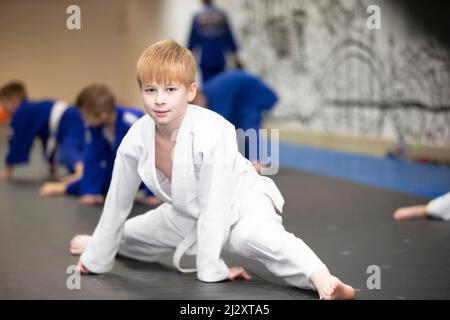École de Judo pour enfants. Le garçon est engagé dans le judo. Banque D'Images
