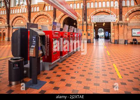 Distributeurs automatiques rouges pour l'achat de billets de train et autres transports en commun dans le hall principal de la gare centrale de Copenhague. Danemark Banque D'Images