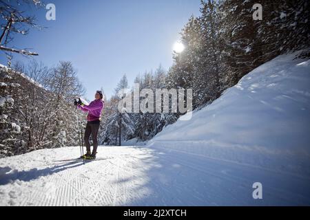 Femme ski de fond à Ceillac, dans le Parc naturel régional du Queyras (sud-est de la France) Banque D'Images