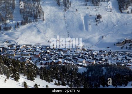 Montgenevre (Alp français, sud-est de la France) : vue d'ensemble de la station de ski couverte de neige en hiver Banque D'Images
