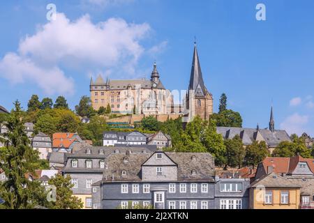 Marburg an der Lahn ; vue sur la ville avec le château de Landgrave&#39;s et l'église de la paroisse luthérienne de Saint-Marien depuis le grand magasin Ahrens Banque D'Images