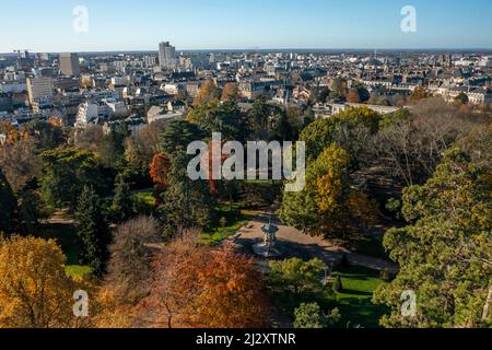 Rennes (Bretagne, Nord-Ouest de la France) : vue aérienne de la partie sud-ouest de la ville depuis le Parc du Thabor. Arbres aux couleurs d'automne Banque D'Images