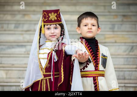 Un garçon et une fille en vêtements géorgiens nationaux. Banque D'Images