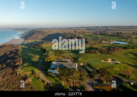 Pleneuf-Val-Andre (Bretagne, nord-ouest de la France) : vue aérienne du parcours de golf de Bluegreen en hiver, vue sur la plage et la mer Banque D'Images