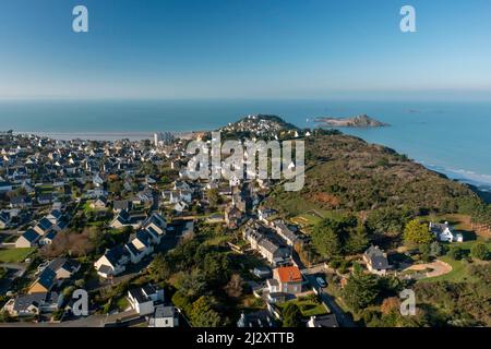 Pleneuf-Val-Andre (Bretagne, Nord-Ouest de la France) : vue aérienne de la petite vallée du Val-Andre en hiver Banque D'Images