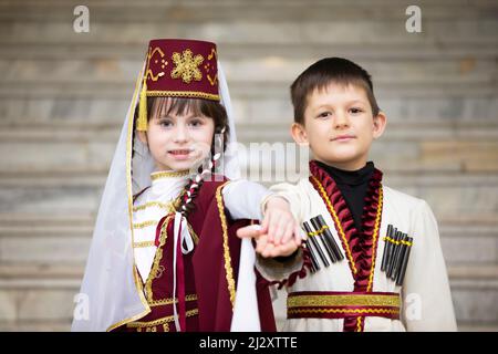 Un garçon et une fille en vêtements géorgiens nationaux. Banque D'Images