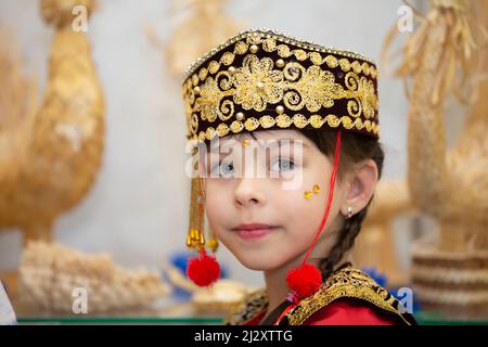 . Une petite fille dans la coiffe nationale ouzbek. Banque D'Images