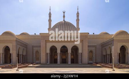 entrée à la mosquée Al-Fattah Al-Aleem, Nouvelle capitale administrative, le Caire, Égypte Banque D'Images