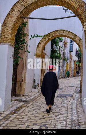 Tunisie, Tunis, Médina classée au patrimoine mondial de l'UNESCO, homme en robe traditionnelle Banque D'Images