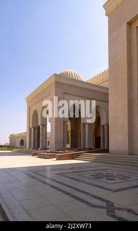 entrée à la mosquée Al-Fattah Al-Aleem, Nouvelle capitale administrative, le Caire, Égypte Banque D'Images