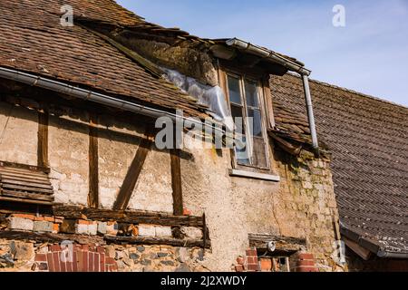 Vue détaillée d'une maison à colombages qui est vieille et délabrée Banque D'Images
