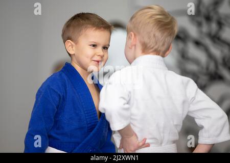 École de Judo pour enfants. Petits judoistes drôles. Banque D'Images