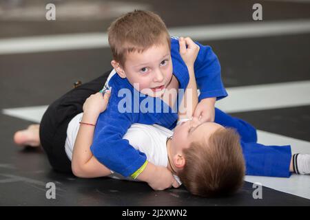 École de Judo pour enfants. Les petits judoistes drôles font un jet. Banque D'Images