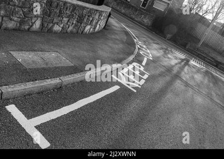 Pas d'attente, pas de stationnement, véhicules, autoriser l'accès, routes latérales, bloque les jonctions, garde à l'écart, garde à l'écart des obstructions, accès requis, juridiquement applicable Banque D'Images