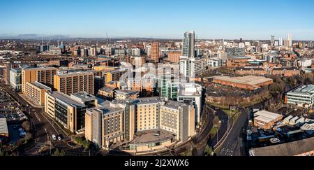 HOLBECK, LEEDS, ROYAUME-UNI - 17 JANVIER 2022. Une vue panoramique aérienne des bâtiments et de l'architecture dans un horizon du centre-ville de Leeds depuis le Holbeck dis Banque D'Images