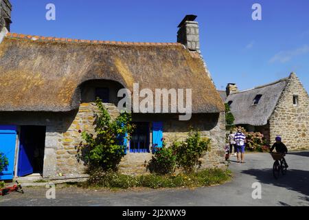 Nevez (Bretagne, nord-ouest de la France) : maisons traditionnelles bretonnes de chaume construites en granit et couvertes de roseaux, dans le village de Kerascoet datant Banque D'Images