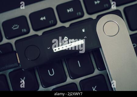 Portefeuille matériel pour crypto-monnaie sur clavier pour code PIN Banque D'Images