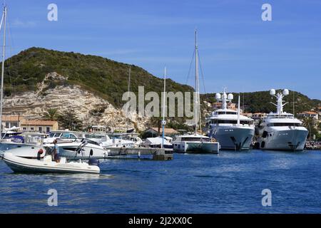 Bonifacio, Corse du Sud : yachts et voiliers à l'ancre dans la marina, au fond de la citadelle Banque D'Images