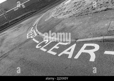 Pas d'attente, pas de stationnement, véhicules, autoriser l'accès, routes latérales, bloque les jonctions, garde à l'écart, garde à l'écart des obstructions, accès requis, juridiquement applicable Banque D'Images