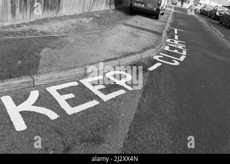 Pas d'attente, pas de stationnement, véhicules, autoriser l'accès, routes latérales, bloque les jonctions, garde à l'écart, garde à l'écart des obstructions, accès requis, juridiquement applicable Banque D'Images