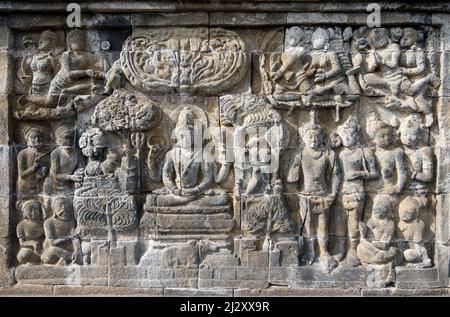 Détail du relief bouddhiste sculpté dans le temple de Borobudur - Java, Indonésie Banque D'Images