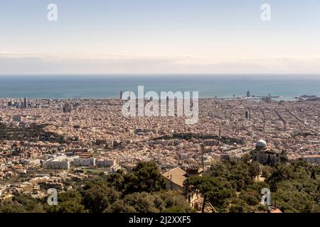 Vue panoramique sur la ville de Barcelone depuis la montagne Tibidabo dans le parc naturel de Collserola Banque D'Images