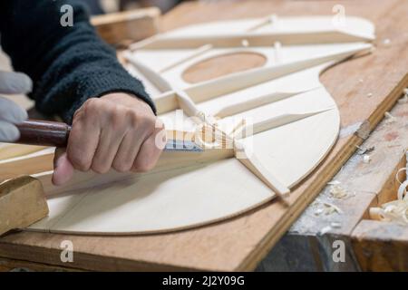 Dans l’atelier de Franck Cheval, luthier à Saint-Michel-sur-Savasse (sud-est de la France). Fabrication de guitare dans l'atelier du fabricant d'instruments à cordes FR Banque D'Images