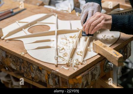 Dans l’atelier de Franck Cheval, luthier à Saint-Michel-sur-Savasse (sud-est de la France). Fabrication de guitare dans l'atelier du fabricant d'instruments à cordes FR Banque D'Images