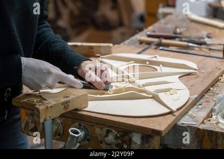 Dans l’atelier de Franck Cheval, luthier à Saint-Michel-sur-Savasse (sud-est de la France). Fabrication de guitare dans l'atelier du fabricant d'instruments à cordes FR Banque D'Images