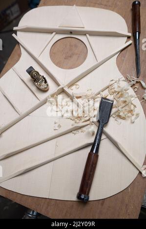 Dans l’atelier de Franck Cheval, luthier à Saint-Michel-sur-Savasse (sud-est de la France). Fabrication de guitare dans l'atelier du fabricant d'instruments à cordes FR Banque D'Images