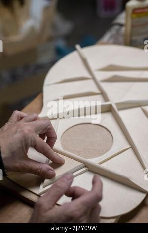 Dans l’atelier de Franck Cheval, luthier à Saint-Michel-sur-Savasse (sud-est de la France). Fabrication de guitare dans l'atelier du fabricant d'instruments à cordes FR Banque D'Images