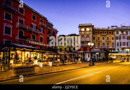 Grands cafés sur la promenade au bord du lac de Rapallo, Ligurie; Levantine Riviera, Italie Banque D'Images