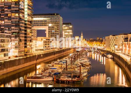 Kranhäuser, port de plaisance et ancienne administration portuaire, Rheinauhafen, Cologne, Rhénanie-du-Nord-Westphalie, Allemagne, Europe Banque D'Images