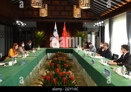 Hefei, province chinoise d'Anhui. 4th avril 2022. Le conseiller d'État chinois et ministre des Affaires étrangères Wang Yi a des entretiens avec le ministre panaméen des Affaires étrangères Erika Mouynes à Tunxi, dans la province d'Anhui en Chine orientale, le 4 avril 2022. Credit: Zhou Mu/Xinhua/Alay Live News Banque D'Images