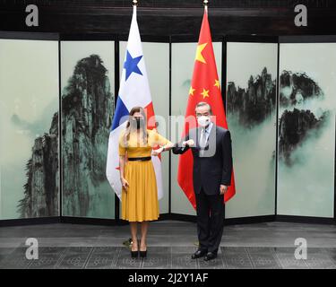 Hefei, province chinoise d'Anhui. 4th avril 2022. Le conseiller d'État chinois et ministre des Affaires étrangères, Wang Yi (R), a des entretiens avec le ministre panaméen des Affaires étrangères, Erika Mouynes, à Tunxi, dans la province d'Anhui, en Chine orientale, le 4 avril 2022. Credit: Zhou Mu/Xinhua/Alay Live News Banque D'Images