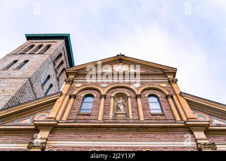 Façade ou mur extérieur d'un bâtiment religieux chrétien. La basilique Saint-Paul est la plus ancienne congrégation catholique romaine de la ville. L'église Banque D'Images