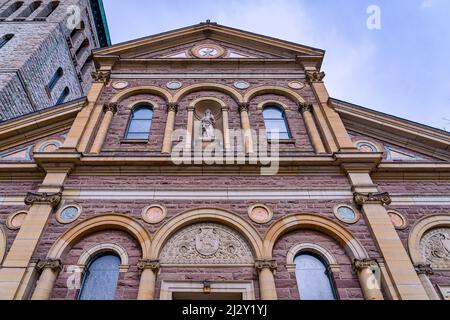 Façade ou mur extérieur d'un bâtiment religieux chrétien. La basilique Saint-Paul est la plus ancienne congrégation catholique romaine de la ville. L'église Banque D'Images