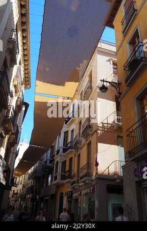 Rue piétonne ombragée à Malaga, Andalousie, Espagne Banque D'Images