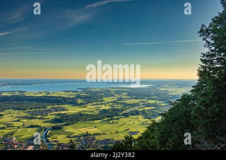 Au lever du soleil, vue sur le Chiemsee et le Tiroler Ache de la Hochgern. Alpes de Chiemgau, Chiemgau, haute-Bavière, Bavière, Allemagne Banque D'Images