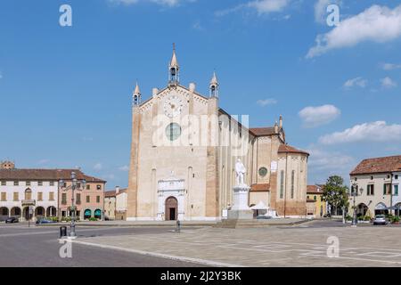 Montagnana, Piazza Vittorio avec Chiesa San Francesco Banque D'Images