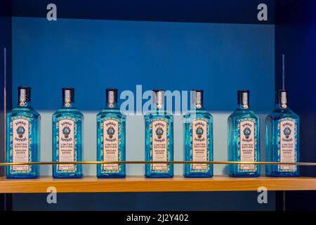 Bouteilles de gin Bombay Sapphire en vente dans Gin Shop à la distillerie Bombay Sapphire Gin, Laverstoke Mill, Laverstoke, Hampshire, Royaume-Uni en mars Banque D'Images