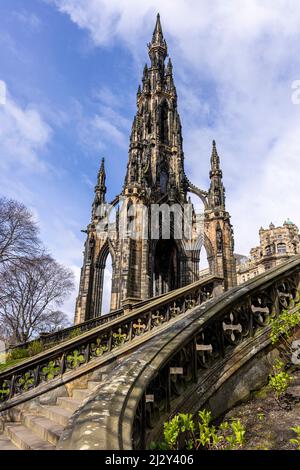 Monument Scott. Canon EOS R5, RF24-105mm F4 L IS USM à 27mm, ISO 100, 1/400s à f/8. AVR Banque D'Images