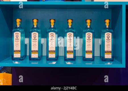 Bouteilles de gin Bombay Sapphire en vente dans Gin Shop à la distillerie Bombay Sapphire Gin, Laverstoke Mill, Laverstoke, Hampshire, Royaume-Uni en mars Banque D'Images