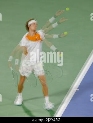 Le joueur de tennis russe Andrej Rublev sert pendant les championnats de tennis de Dubaï 2022, Dubaï, Émirats arabes Unis. Banque D'Images
