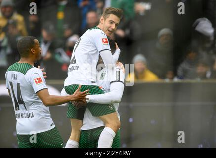 Jubilation Breel EMBOLO (MG) après son but à 1:0, avec de gauche à droite Alassane MOYEN (MG), Florian NEUHAUS (MG) Soccer 1st Bundesliga, 28th jour de match, Borussia Monchengladbach (MG) - FSV FSV FSV Mainz 05 ( MZ), le 3rd avril 2022 à Borussia Monchengladbach/ Allemagne. #DFL les règlements interdisent toute utilisation de photographies comme séquences d'images et/ou quasi-vidéo # Â Banque D'Images