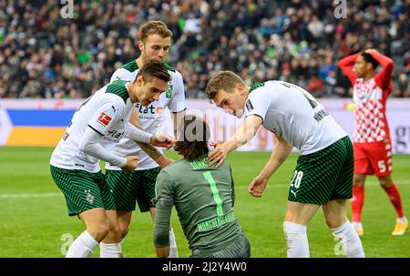 De gauche à droite Florian NEUHAUS (MG), Louis Jordan BEYER (MG), Matthias GINTER (MG) félicitent Goalwart Yann SOMMER (MG) après un défilé, football 1. Bundesliga, 28.matchday, Borussia Monchengladbach (MG) - FSV FSV FSV Mainz 05 (MZ) 1: 1, le 3rd avril 2022 à Borussia Monchengladbach/Allemagne. #DFL les règlements interdisent toute utilisation de photographies comme séquences d'images et/ou quasi-vidéo # Â Banque D'Images